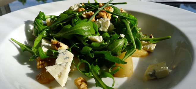салат с грушей и сыром горгонзола