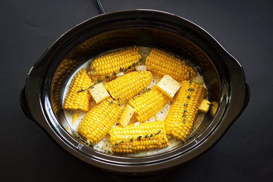 Кукуруза вареная в початках. Вареная кукуруза. Тарелка с вареной кукурузой. Ужин с початками кукурузы. Кукуруза в мультиварке.