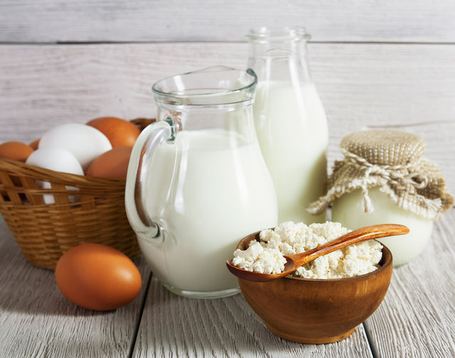Молочные продукты богаты кальцием, фосфатом и казеином, которые насыщают минералами зубную ткань и десны