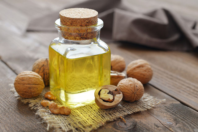 Ореховое масло часто закапывают в уши при отите