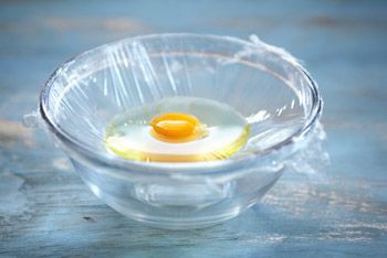 Фото: pinterest. Яйца пашот можно приготовить в пищевой пленке