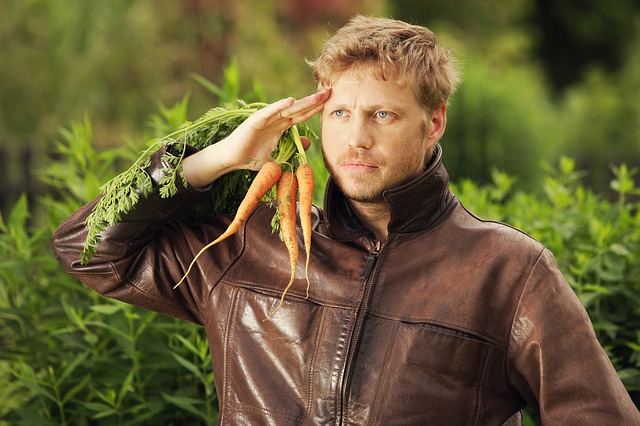 Мужчина с морковкой
