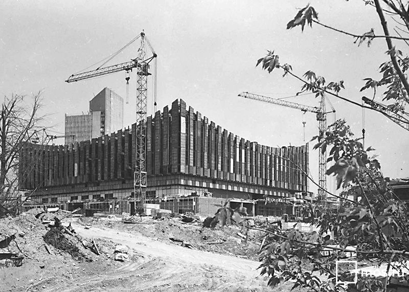 Строительство крытого спортзала в Измайлово. 1979 г. Автор Л. Томбак; Архивный фонд города Москвы