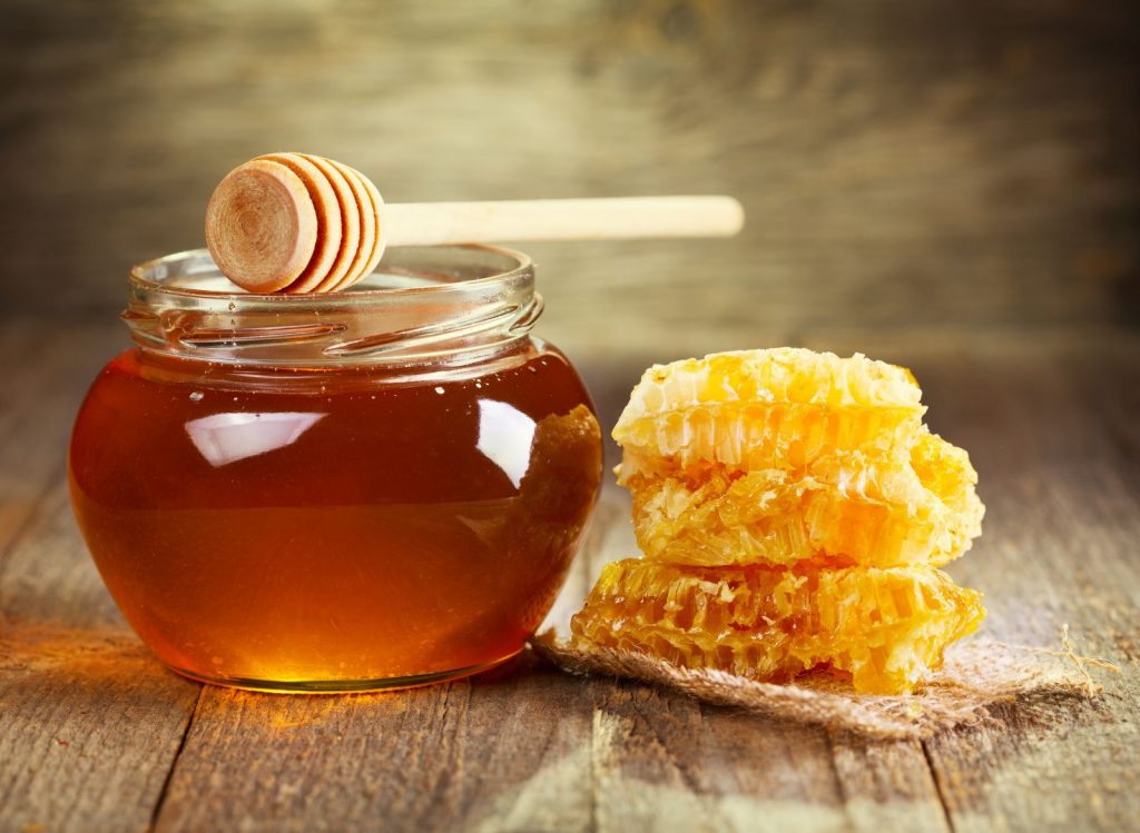 мед в баночке с палочкой и соты