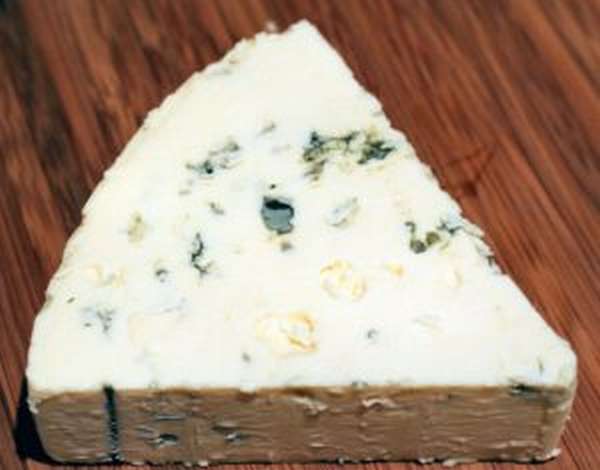 Чем полезен сыр с плесенью и можно ли его есть